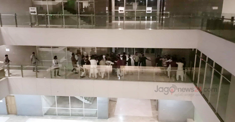 রাজধানীতে এনসিপির সমন্বয় সভায় দুই পক্ষের সংঘর্ষ, ছবি তুলতে বাধা