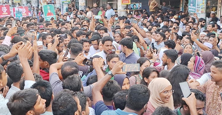 জাতীয় নাগরিক পার্টির (এনসিপি) আহ্বায়ক নাহিদ ইসলাম বলেছেন, ‘হামলা করে তারা ভেবেছিল পদযাত্রা শেষ হয়ে যাবে