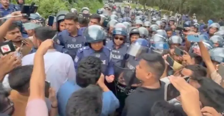 এবার হবিগঞ্জে এনসিপির গাড়িবহরে বাধা, রাস্তায় বসে পড়লেন নেতারা