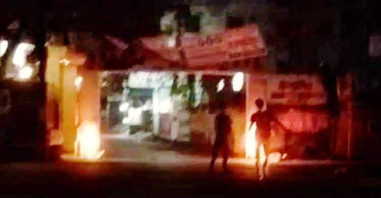 নারায়ণগঞ্জে এনসিপির তোরণে আগুন দিয়েছে দুর্বৃত্তরা