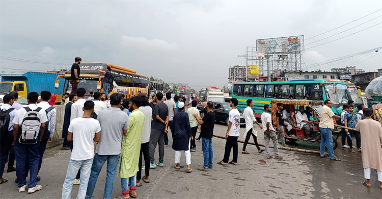 গোপালগঞ্জে হামলার প্রতিবাদে ঢাকা-চট্টগ্রাম মহাসড়ক অবরোধ