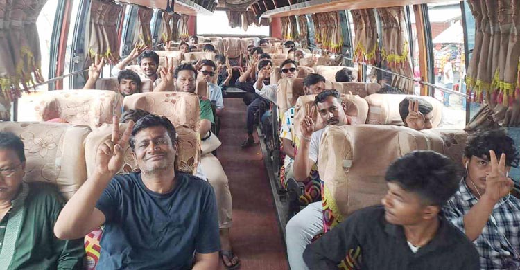 বিভিন্ন জেলা থেকে এনসিপির সমাবেশে আসছেন নেতাকর্মীরা