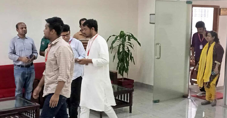 ইসির অঙ্গজুড়ে সামরিক উর্দি পরা, বাকিটা দলীয় পোশাকে আবৃত