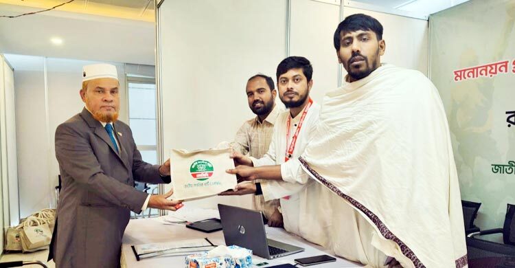 এনসিপির মনোনয়ন ফরম নিলেন শিক্ষাবিদ এম এ মজিদ