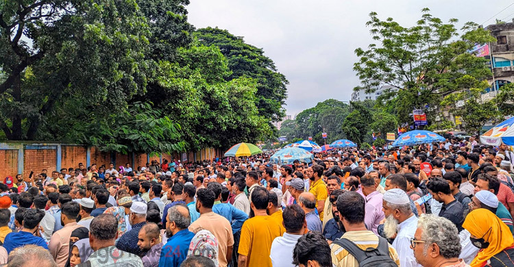 নটর ডেমে ভর্তি পরীক্ষা ঘিরে শিক্ষার্থী-অভিভাবকদের উপচেপড়া ভিড়