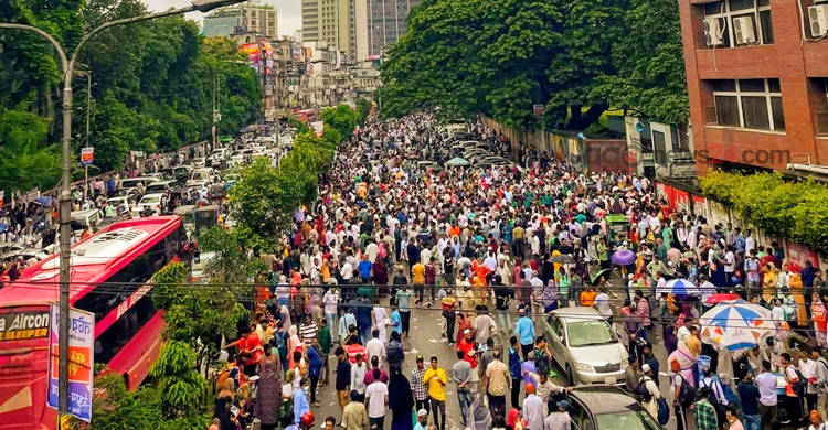 নটর ডেমে ভর্তি পরীক্ষা ঘিরে শিক্ষার্থী-অভিভাবকদের উপচেপড়া ভিড়