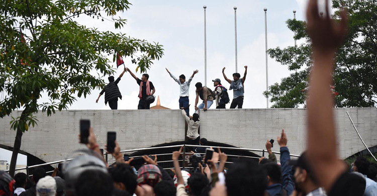 বিক্ষোভে উত্তাল নেপাল, পার্লামেন্টে ঢুকে পড়েছে ছাত্র-জনতা