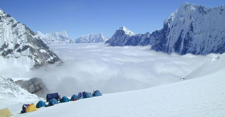 নেপালে তুষারধসে ৭ পর্বতারোহী নিহত