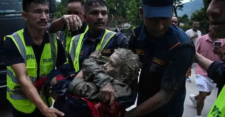 স্ত্রীকে বাঁচাতে তার হাতটা ধরে ছিলাম, কিন্তু...