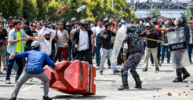 ছাত্র-জনতার বিক্ষোভে উত্তপ্ত নেপাল, রাজধানীতে সেনা মোতায়েন