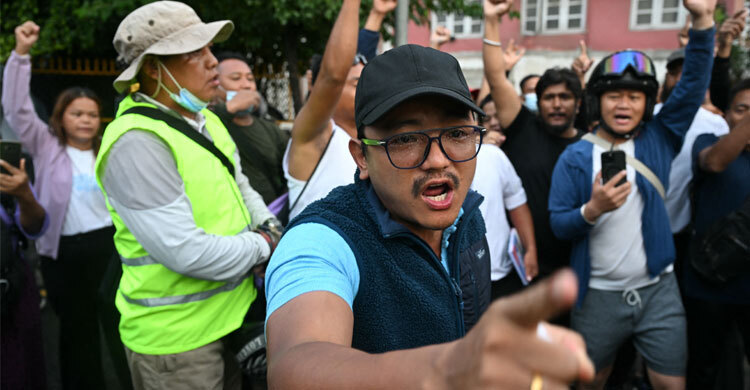 রাজনীতিবিদদের প্রতি ক্ষোভে রাস্তায় নামে নেপালের তরুণরা