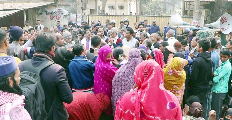 নওগাঁয় প্রিপেইড মিটার স্থাপন বন্ধে নেসকো অফিস ঘেরাও