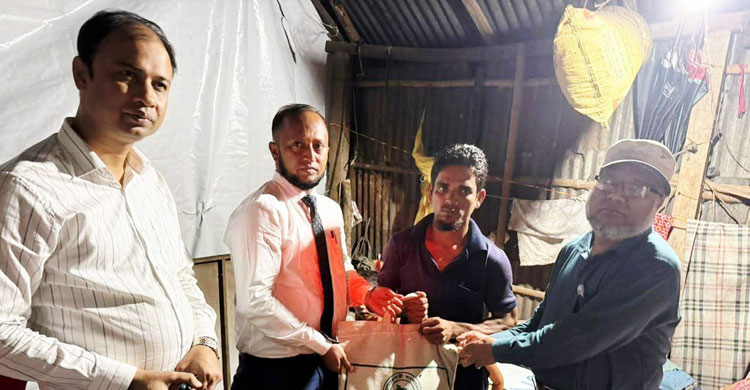 অভাবে যমজ সন্তান বিক্রির খবরে ছুটে গেলেন ডিসি