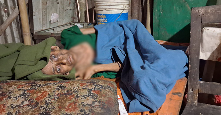 ছেড়ে গেছেন স্ত্রী, তবুও বিছানাগত মাকে ছাড়েননি শ্রমিক ছেলে