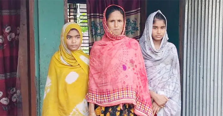 চার সন্তান নিয়ে দ্বারে দ্বারে ঘুরছেন জুলাই শহীদের স্ত্রী