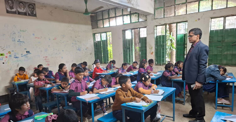 একাই সাড়ে চারশো শিক্ষার্থীর পরীক্ষা নিচ্ছেন প্রধান শিক্ষক