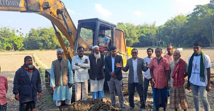 নেত্রকোনায় ভাগ্য বদলে ৬ রাস্তা নির্মাণ শুরু করলেন গ্রামবাসী