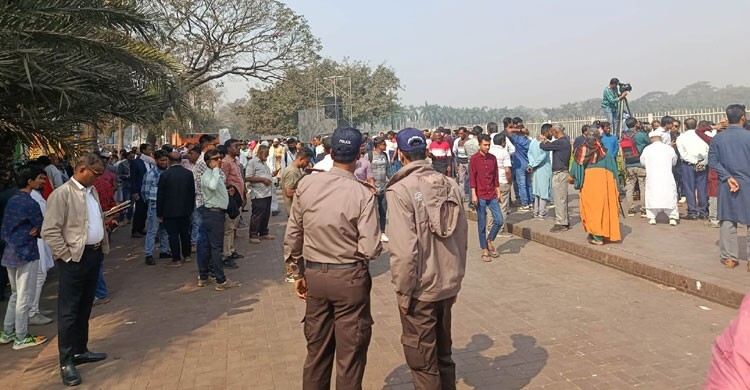 এমপিদের শপথ: সংসদ ভবনের সামনে বিভিন্ন দলের নেতাকর্মীদের ভিড়