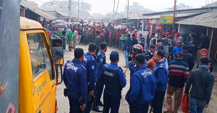অটোরিকশাচালকদের সড়ক অবরোধ, পুলিশের সঙ্গে হাতাহাতি