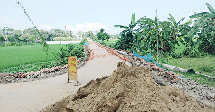 একই সড়কে দেড় কোটির কাজ শেষ হতেই ফের দুই কোটির কাজ শুরু