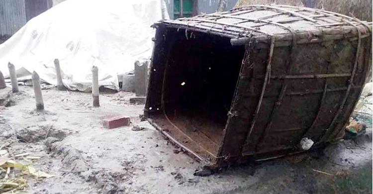 সুদের টাকা দিতে না পারায় ঘর ভেঙে নিলেন মহাজন