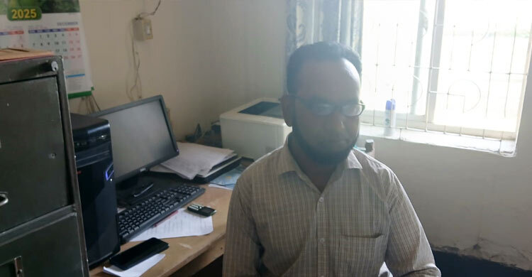 দপ্তর খুলে বসে থাকেন পিয়ন,  কর্মকর্তা না থাকায় হয় না কাজ
