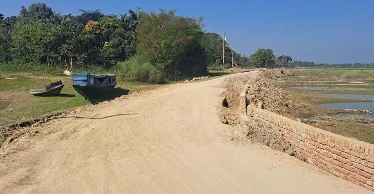 মেয়াদ বাড়লেও কাজের ধীরগতি, স্থানীয়দের দুর্ভোগ