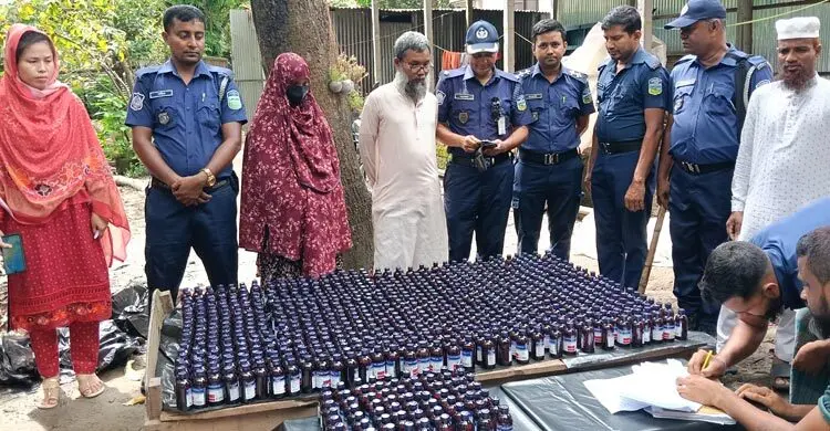 ৭৪০ বোতল ফেনসিডিলসহ বাবা ও মেয়ে আটক