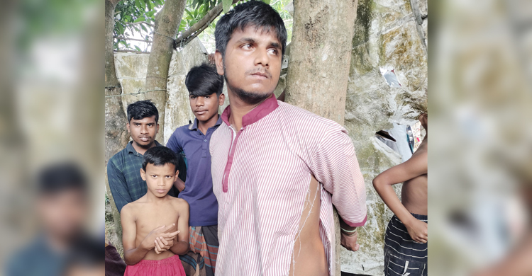 নেশার টাকার জন্য মাকে মারধর, বাধা দেওয়ায় প্রতিবেশীকে কুপিয়ে জখম