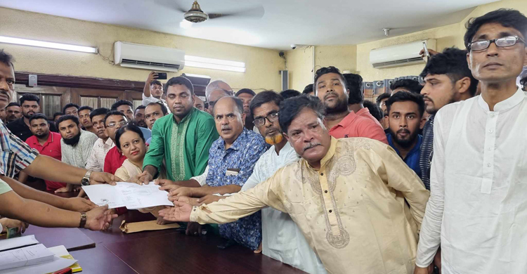 আওয়ামী লীগের মনোনয়ন নিলেন শফী আহমেদ