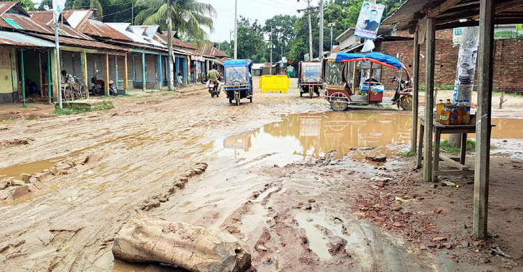 ৪ বছরেও শেষ হয়নি সংস্কারকাজ, ভোগান্তি চরমে