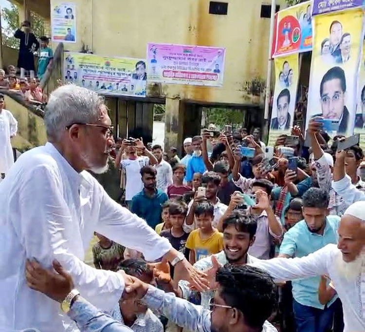 অর্ধশতাধিক স্পিডবোট নিয়ে হাওর ঘুরলেন বাবর