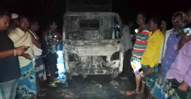 নেত্রকোনায় হাঁসবোঝাই পিকআপে আগুন