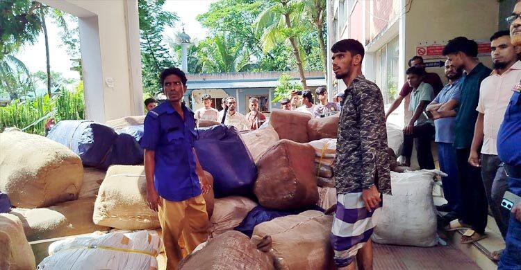 নেত্রকোনায় ভারতীয় শাড়িবোঝাই ট্রাক জব্দ