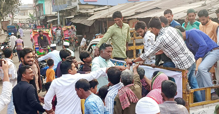 প্রতিদিন ৬ শতাধিক হতদরিদ্র পাচ্ছেন ‘টিম রনি’র ইফতার