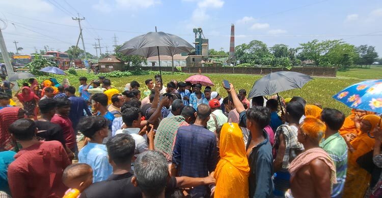 নেত্রকোনায় বাসচাপায় মা-মেয়েসহ নিহত