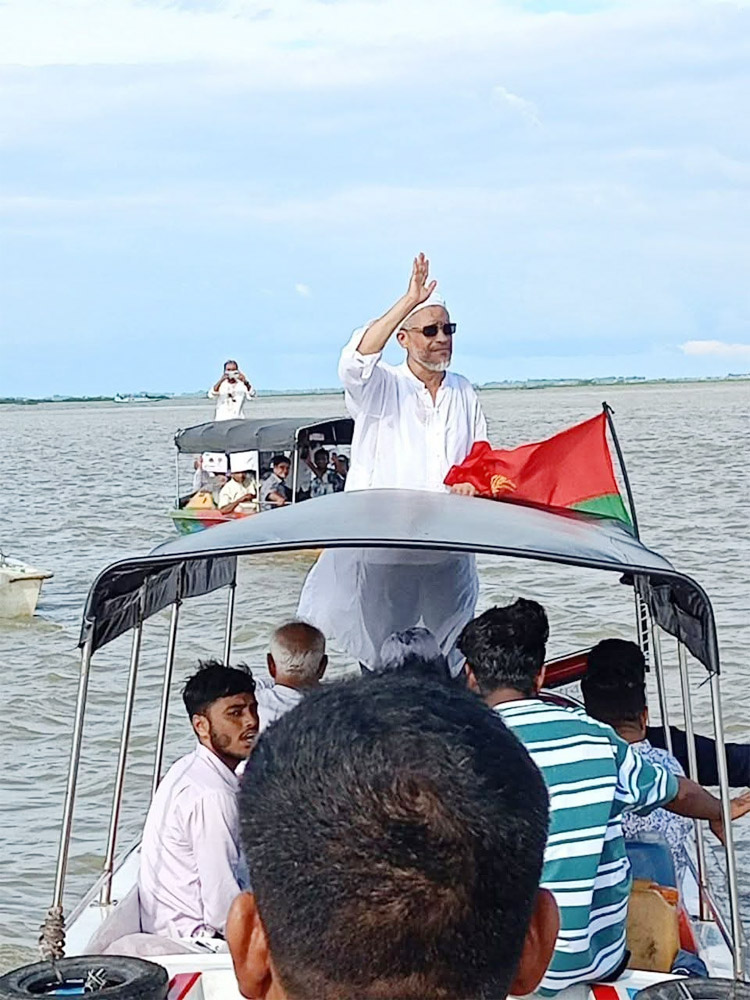 অর্ধশতাধিক স্পিডবোট নিয়ে হাওর ঘুরলেন বাবর
