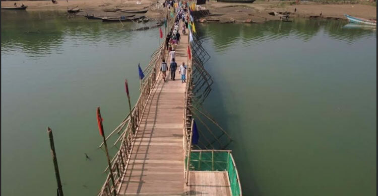 ১৫ লাখ টাকা দিয়ে নদীতে কাঠের সেতু বানিয়ে দিলেন বিএনপি নেতা
