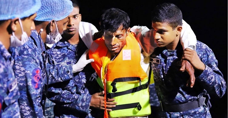 সাগরে ভাসতে থাকা ৪ জেলেকে স্বজনদের কাছে পৌঁছে দিলো নৌবাহিনী