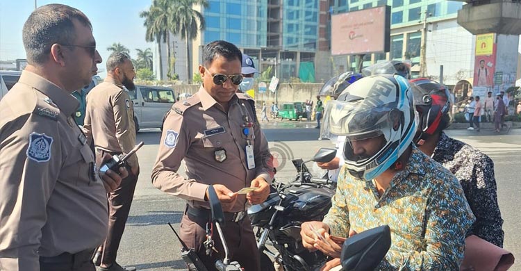 নতুন পোশাকে মাঠে পুলিশ