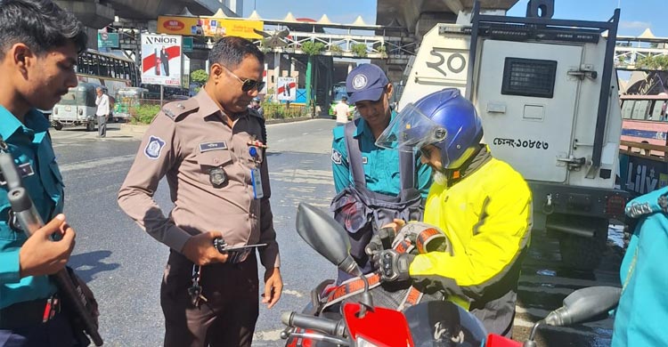 নতুন পোশাকে মাঠে পুলিশ