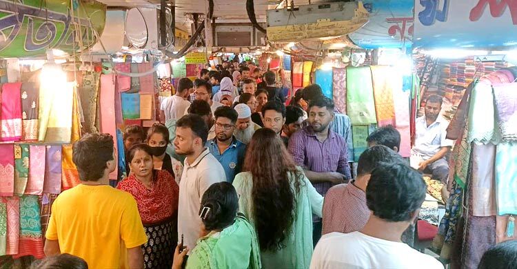 নারীদের প্রথম পছন্দ শাড়ি, তবে বেশি দাম হাঁকানোর অভিযোগ