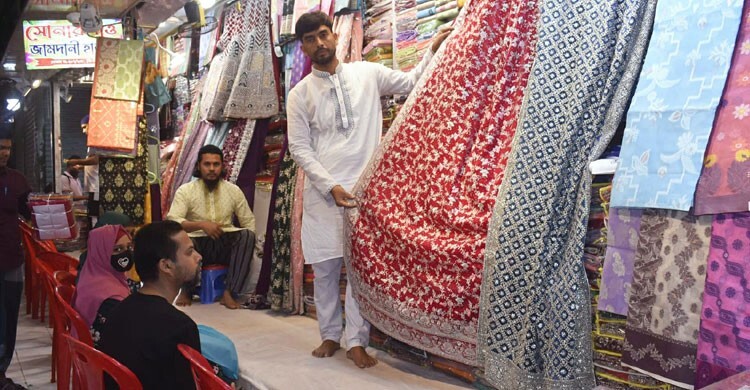 ঈদের কেনাকাটার ধুম, বেশি বিক্রির আশা নিউমার্কেটের দোকানিদের