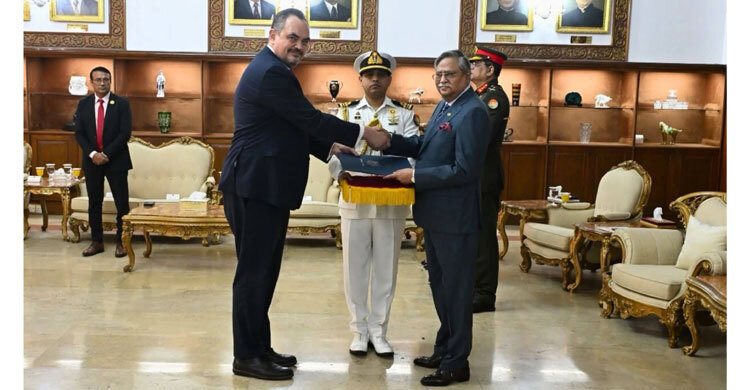 New US envoy presents credentials to President