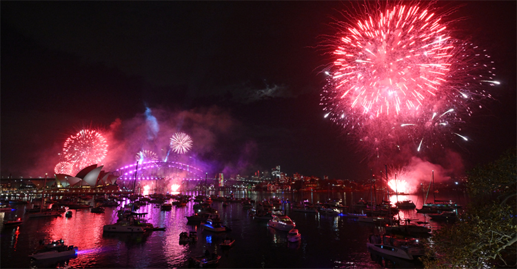 বিশ্বজুড়ে নানা আয়োজনে নতুন বছরকে বরণ