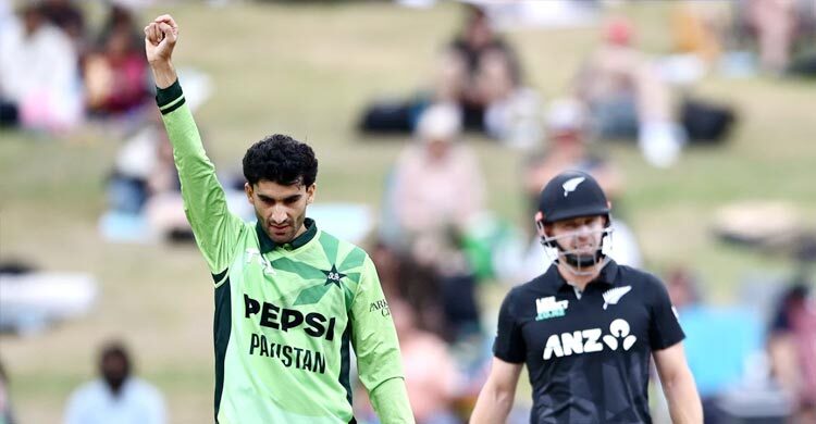 পাকিস্তানকে উড়িয়ে এক ম্যাচ হাতে রেখে সিরিজ জয় নিউজিল্যান্ডের
