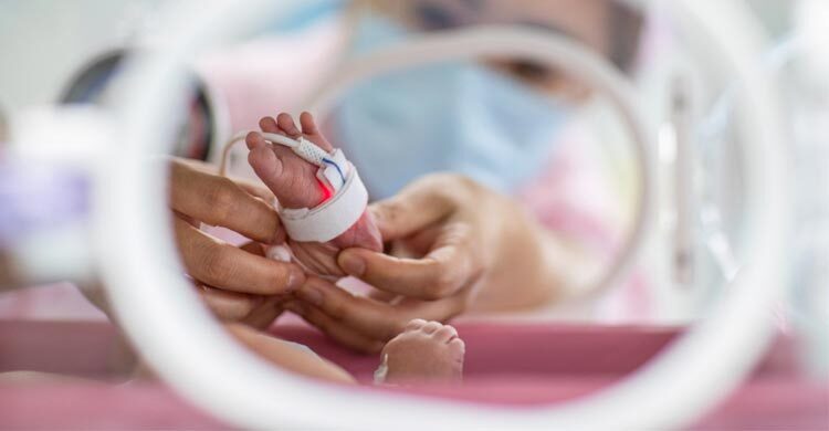 জেনেটিক রোগ থেকে মুক্তি দিতে যুক্তরাজ্যে ৩ জনের ডিএনএ ব্যবহার