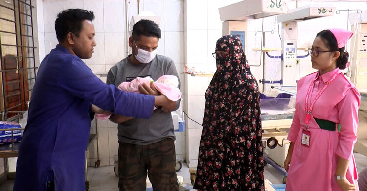 হাসপাতালের বাথরুমে ফেলে যাওয়া সেই নবজাতক পেলো নতুন মা-বাবা