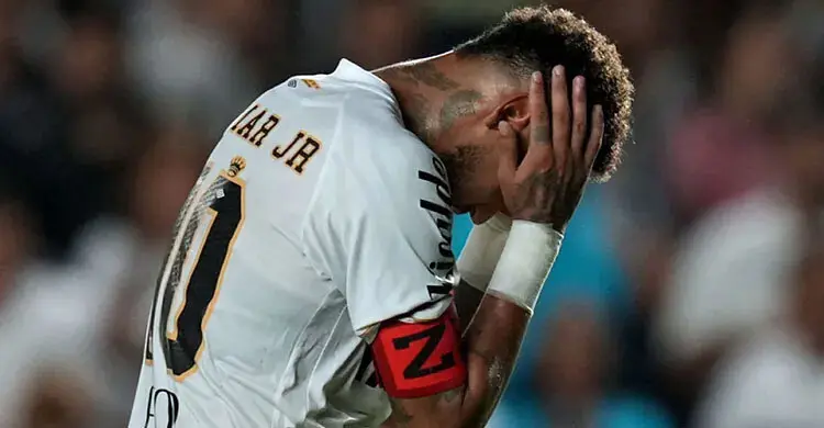 সমর্থকদের দুয়োধ্বনি, কানে হাত দিয়ে নতুন বিতর্কে নেইমার