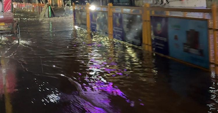 বৃষ্টিতে তলিয়ে গেছে রাজধানীর বেইলি রোড